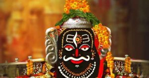 “Devotees attending Mahakaleshwar Bhasma Aarti – online ticket booking, VIP darshan details, and ticket prices 2025.”